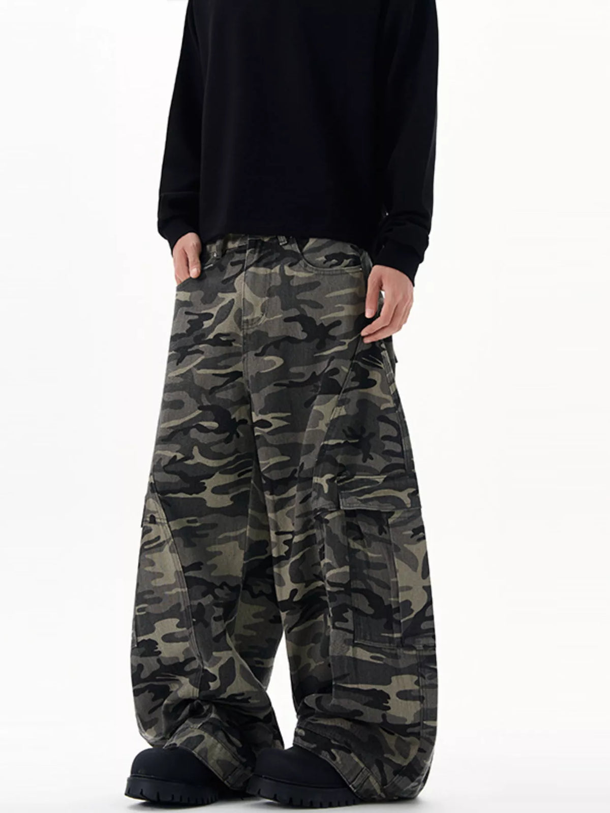 Men's Loose Fit Camouflage Cargo Pants in Green Camouflage