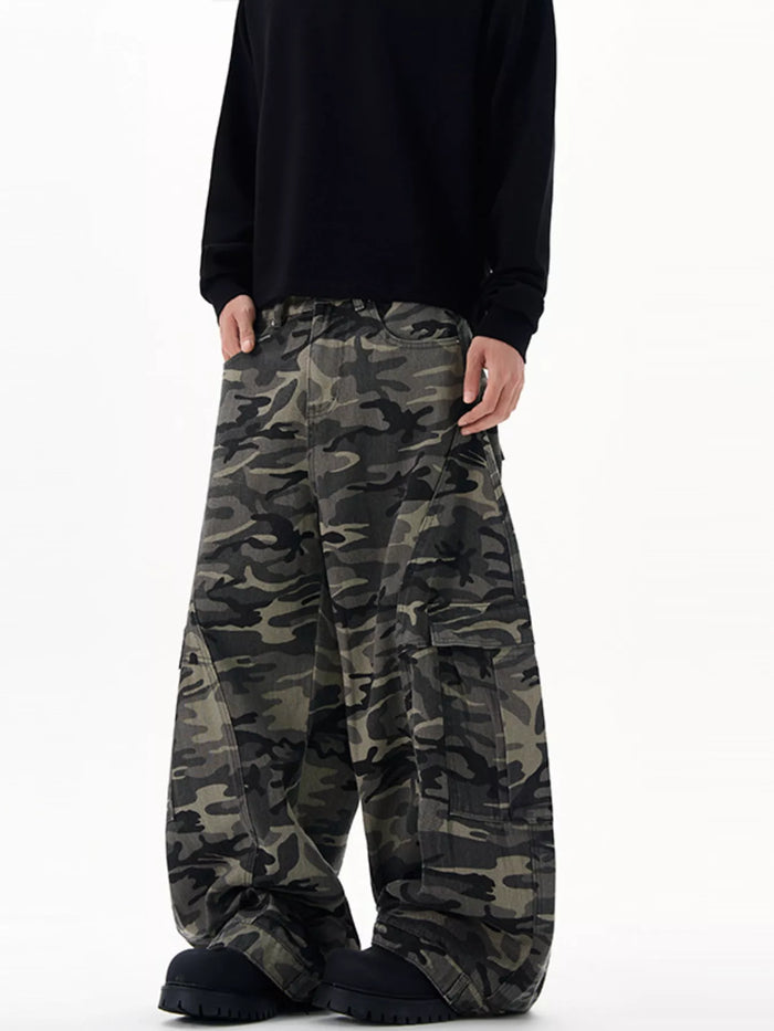 Men's Loose Fit Camouflage Cargo Pants in Green Camouflage