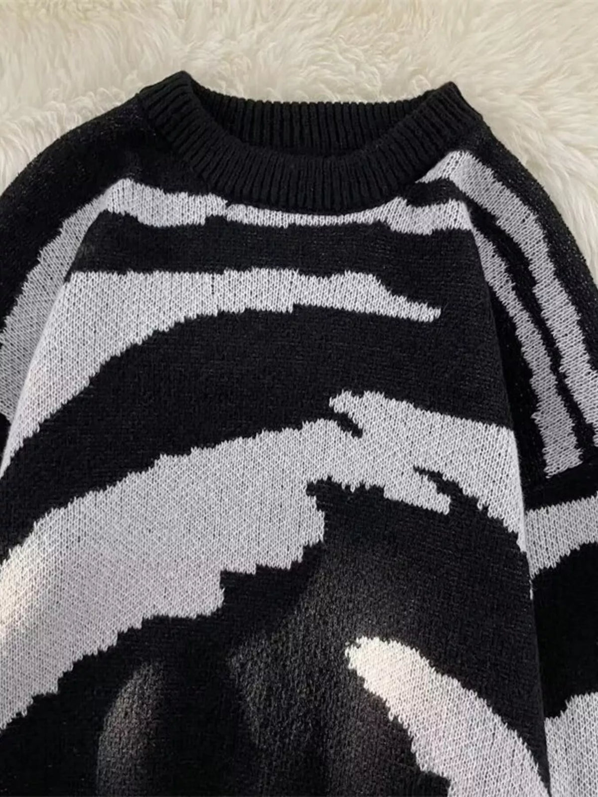 Men's Contrast Round Neck Sweater - Lilixa.store