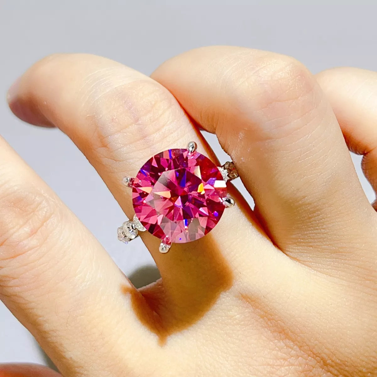 Ring aus 925er Sterlingsilber mit 10 Karat Moissanit im Rundschliff