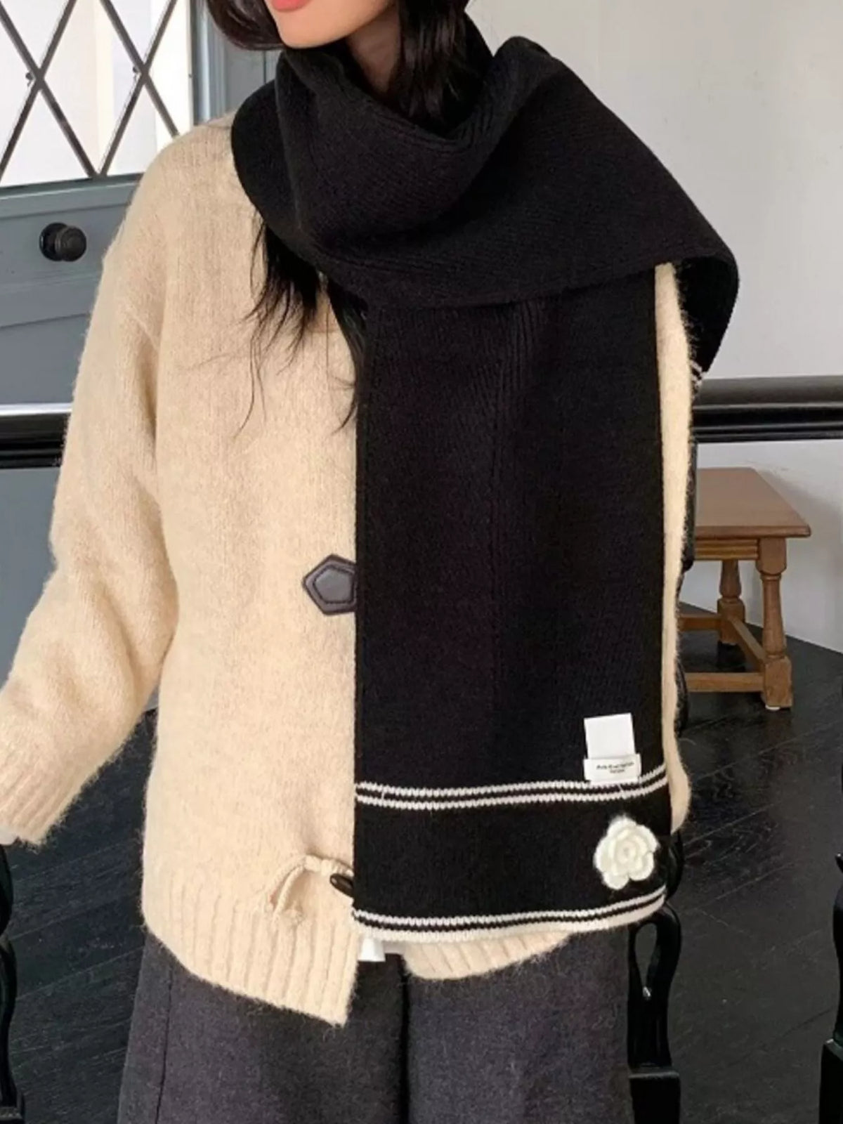Contrast Trim Knitted Scarf with Camellia Decorn - Lilixa.store