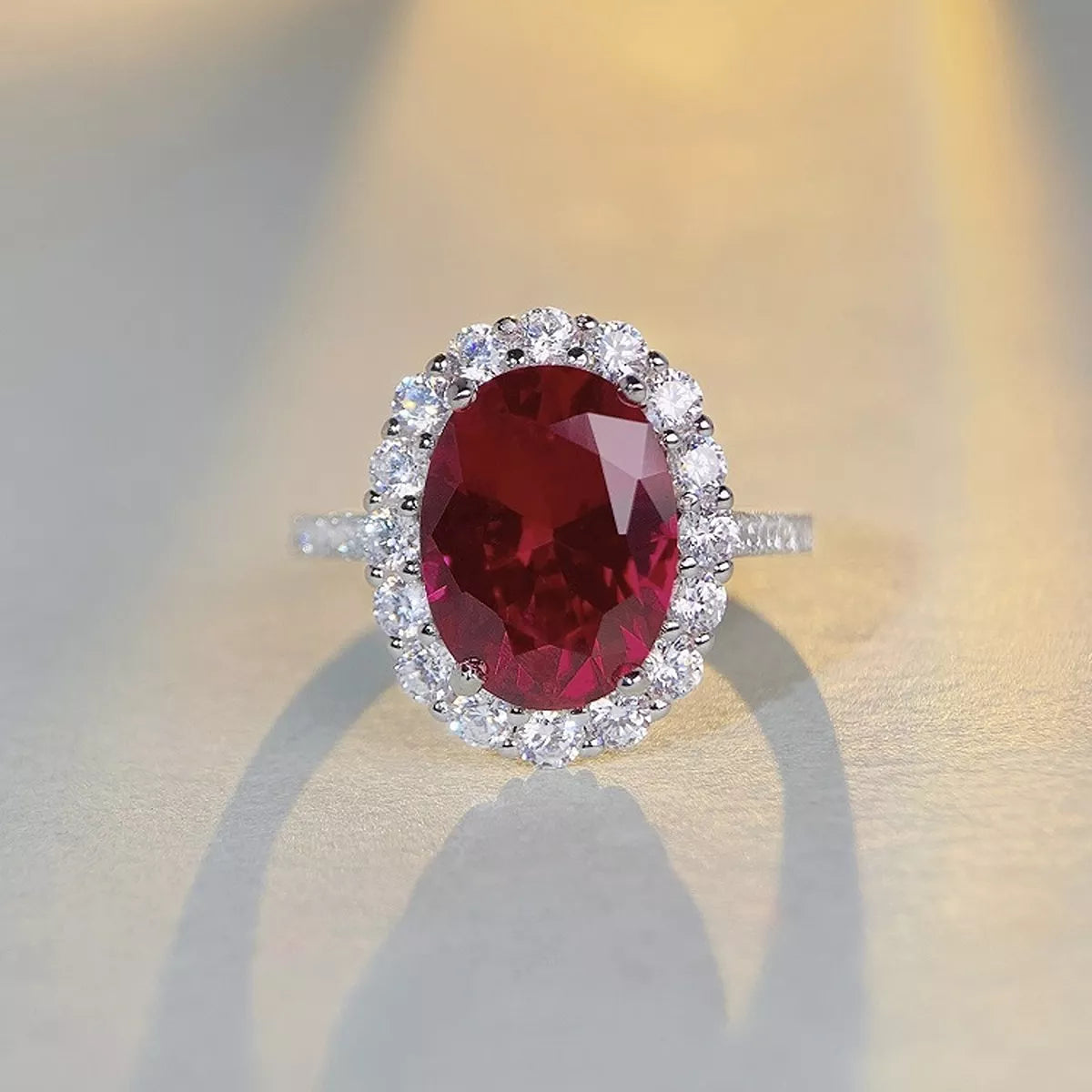 925er Sterlingsilberring mit ovalen Diamantakzenten