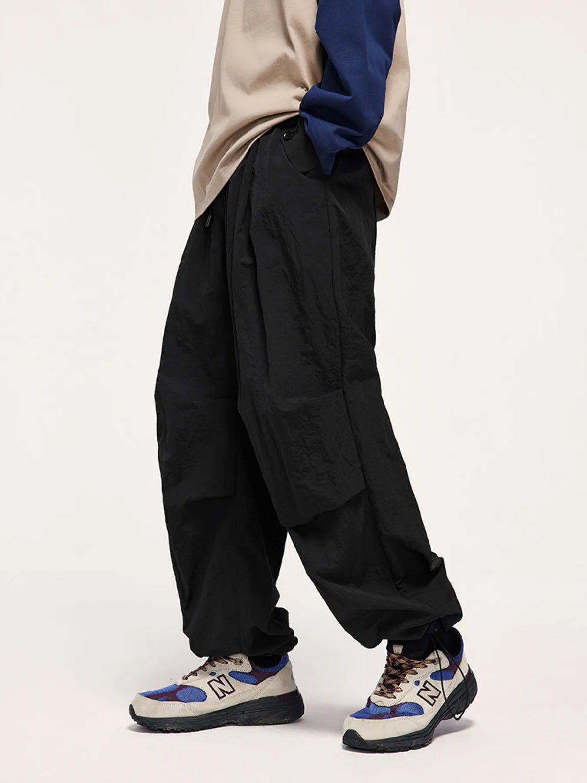 Men's Relaxed Fit Lightweight Cargo Pants in Black