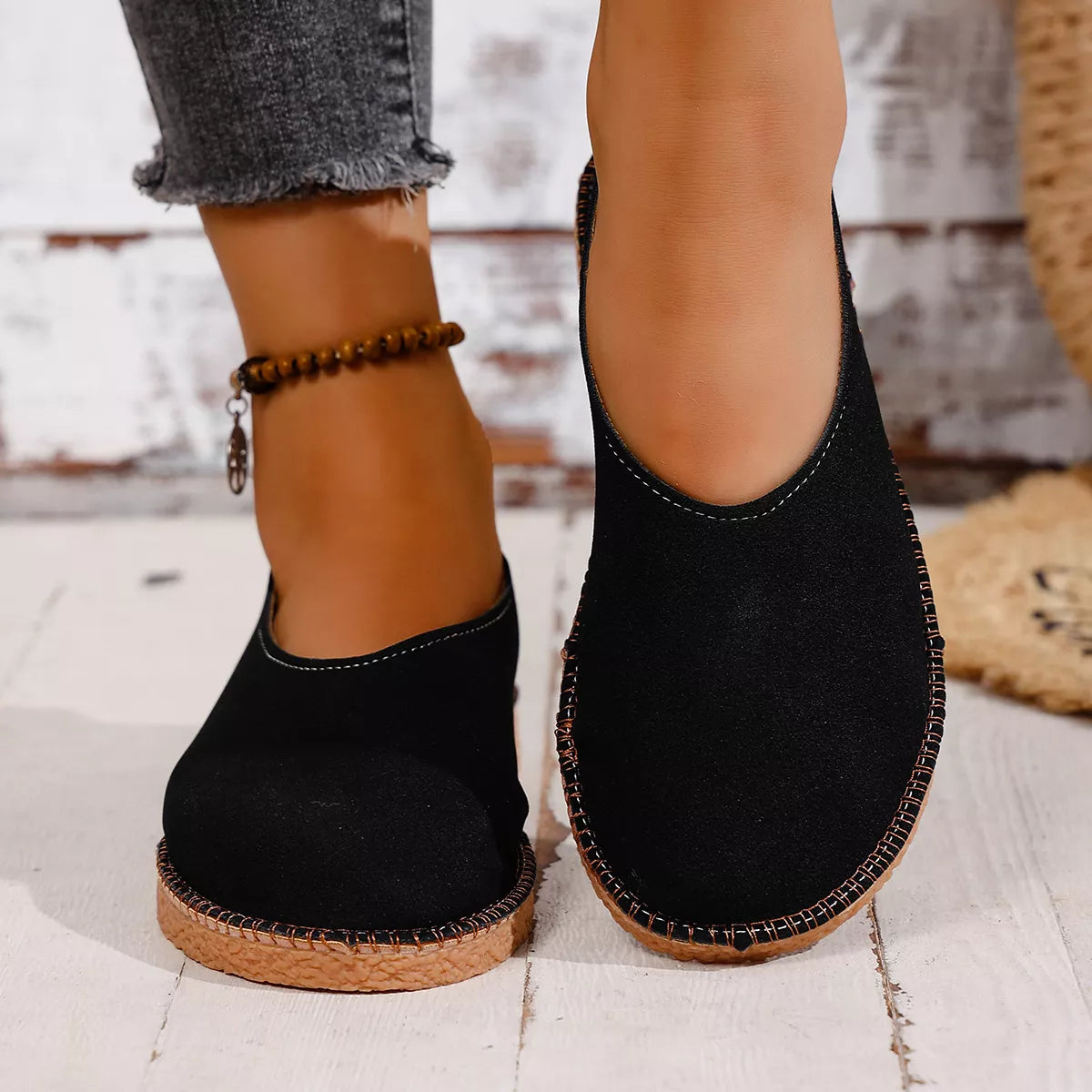 Round Toe Flats Slip-Ons in Black
